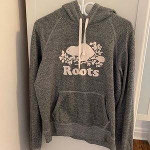 Women’s size medium roots pull over